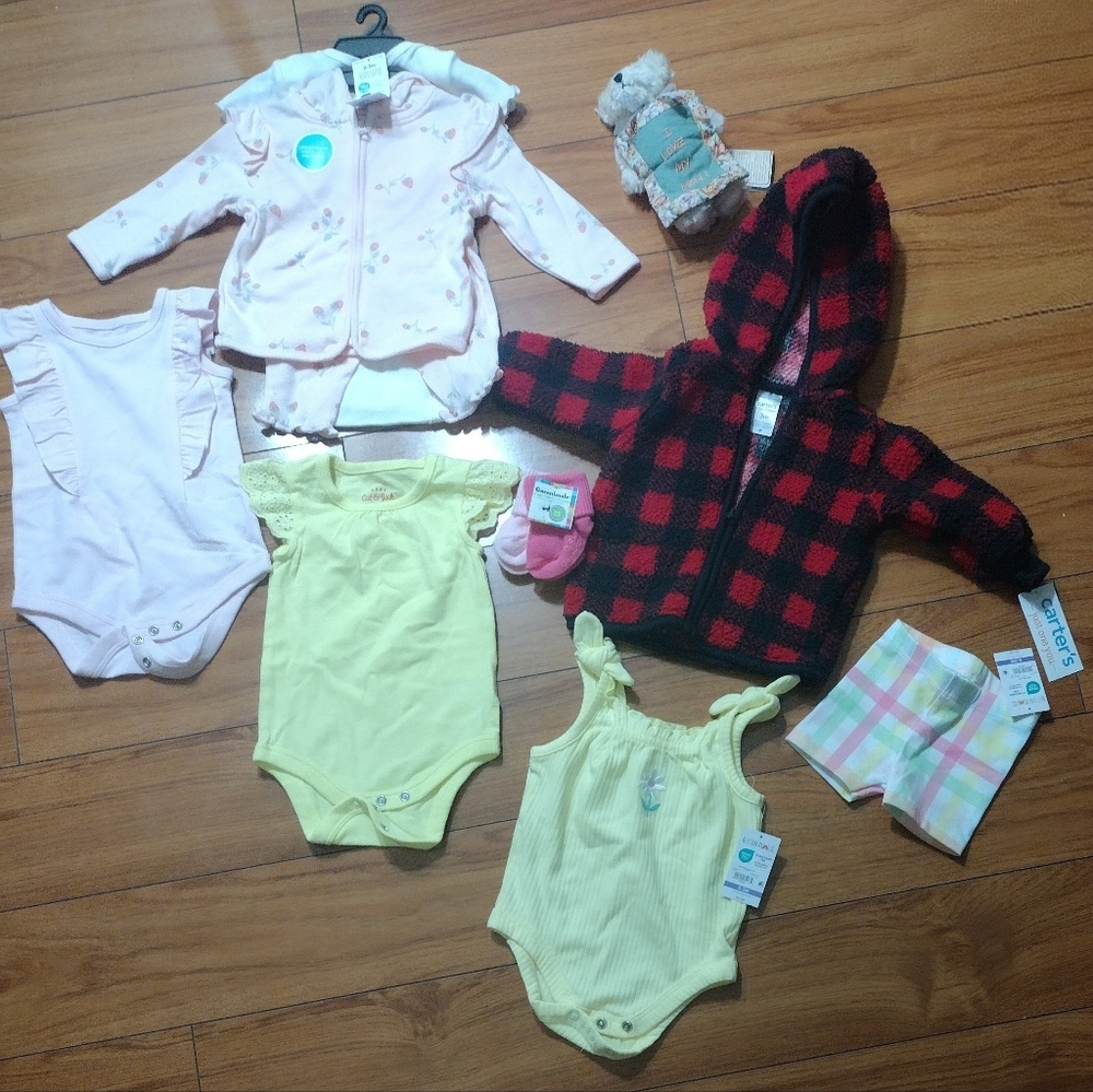 Baby girl clothes 0-3 months plus cute used small teddy bear 🙂